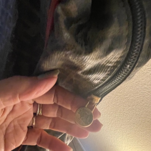 FENDI  AUTHENTIC  duffle bag 17 x 15 x 5.5 Made in ITALY 🇮🇹w/ strap. Zip pull 🎈 - Picture 6 of 10